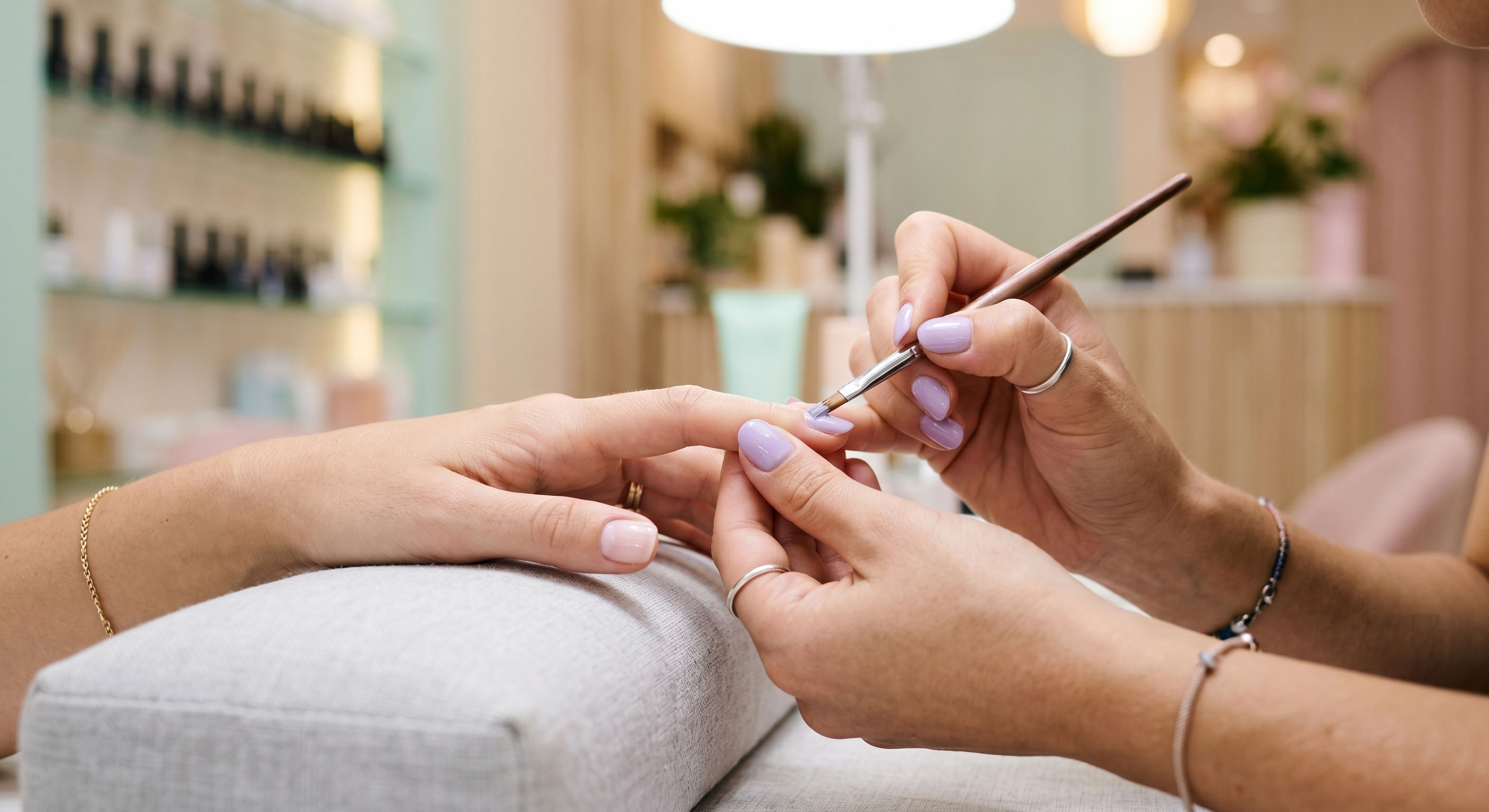 Nageldesignerin bei der Arbeit im modernen Nagelstudio
